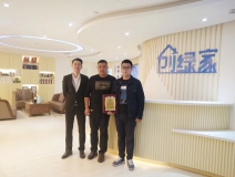 熱烈祝賀何總父子簽約創綠家江西省市級代理！